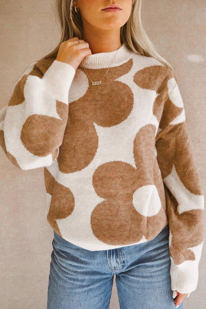 Khakifarbener pullover mit großem blumenmuster und hängenden schultern