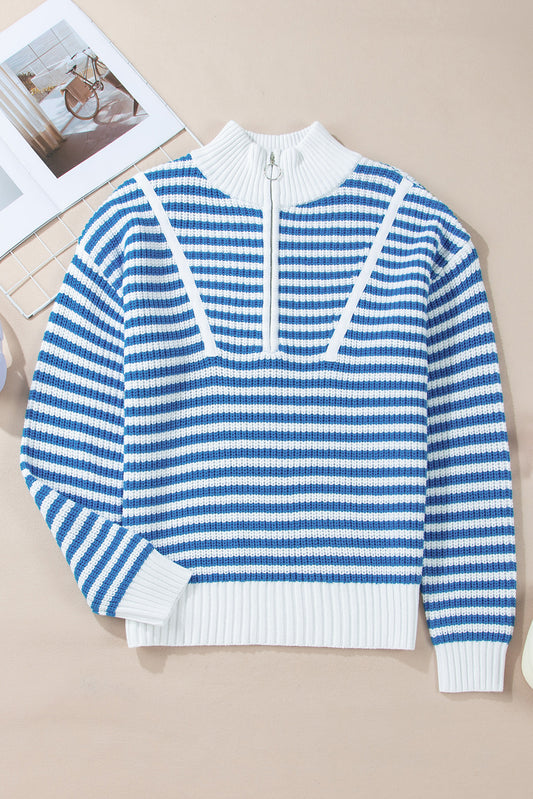 Himmelblauer streifen-pullover mit reißverschluss und schultertasche