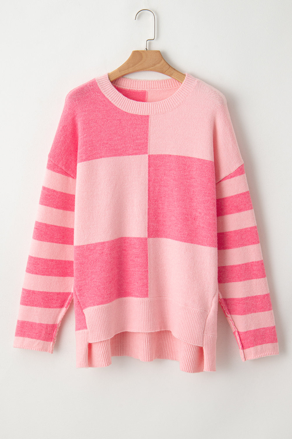 Rosa karierter, gestreifter, hochgeschlossener pullover mit farbblockmuster