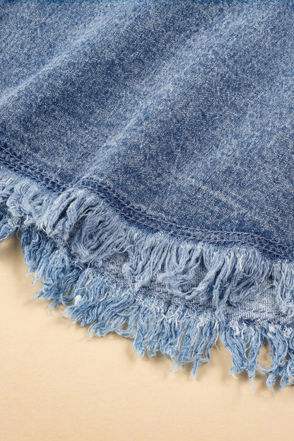 Blaue mineralwaschung ärmelbündchen mit ausgefranstem saum denim-kleid