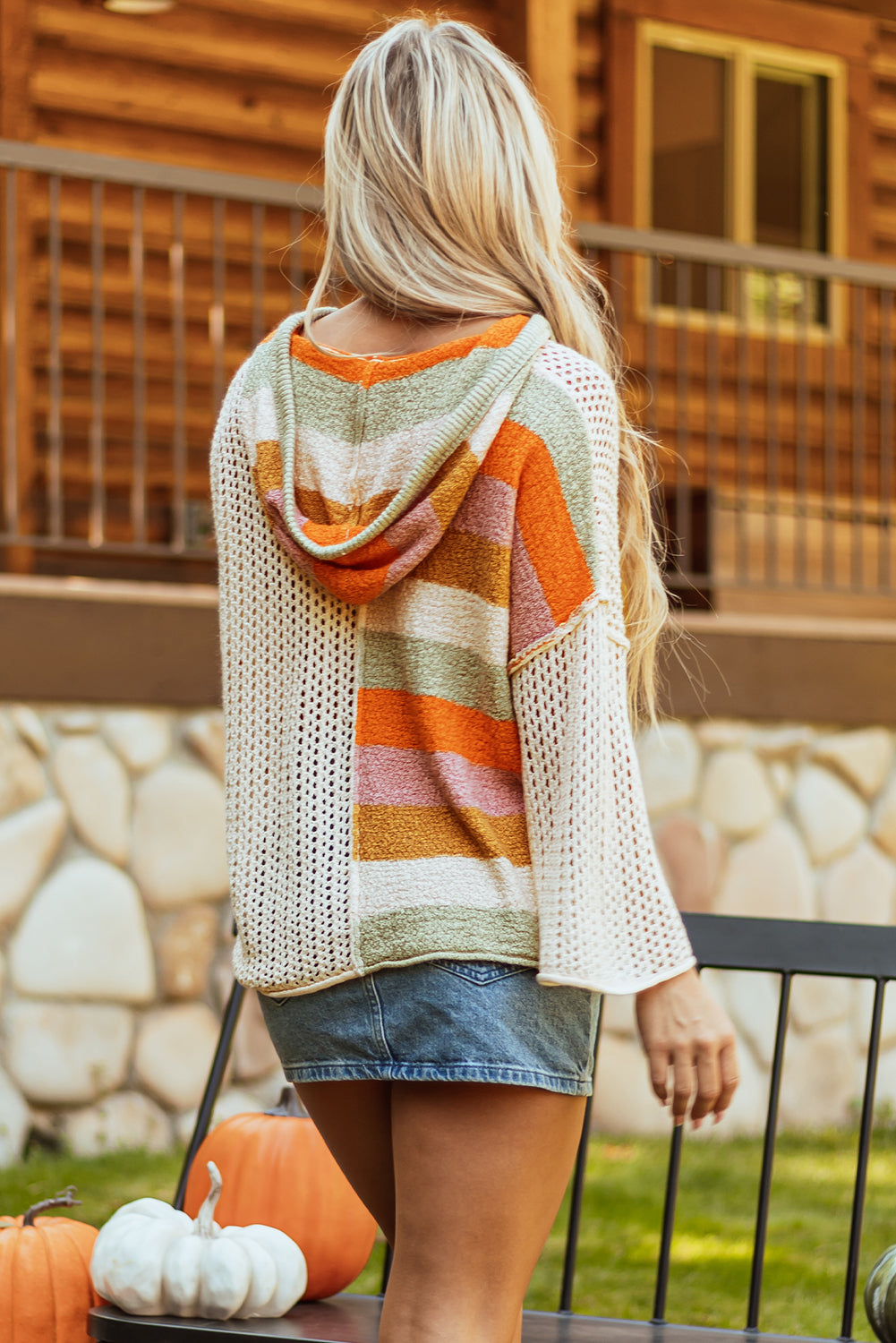 Beige übergroßer colorblock pullover mit kapuze und v-ausschnitt