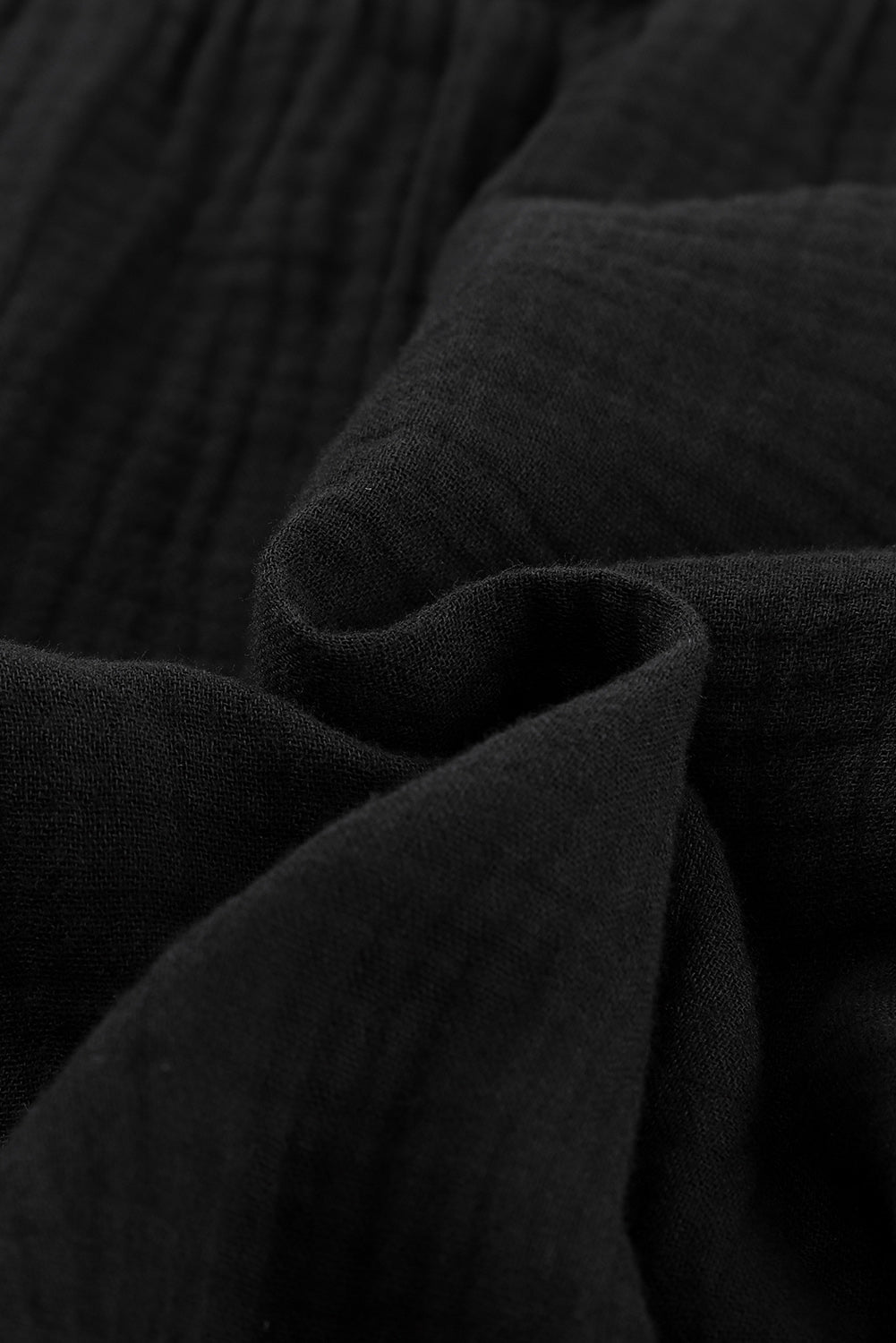 Schwarze strukturierte hose mit hoher taille und gerafftem glockenboden