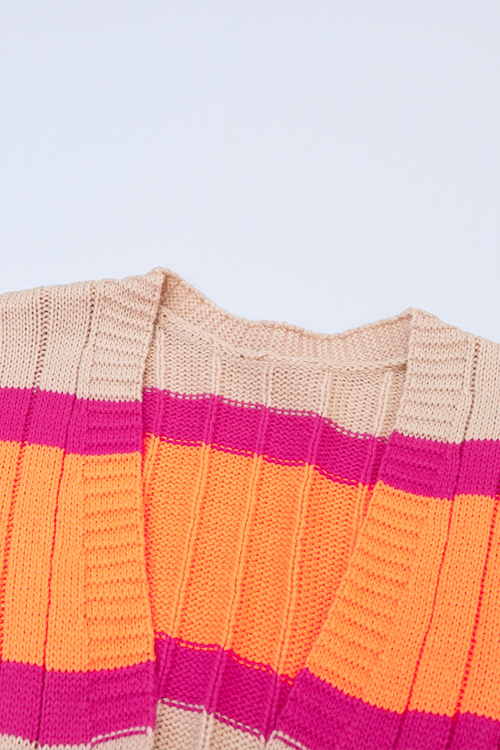 Orange gestreifter colorblock-cardigan mit hängenden schultern