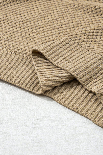 Blasser khaki-rollkragenpullover mit strukturierten kurzen ärmeln