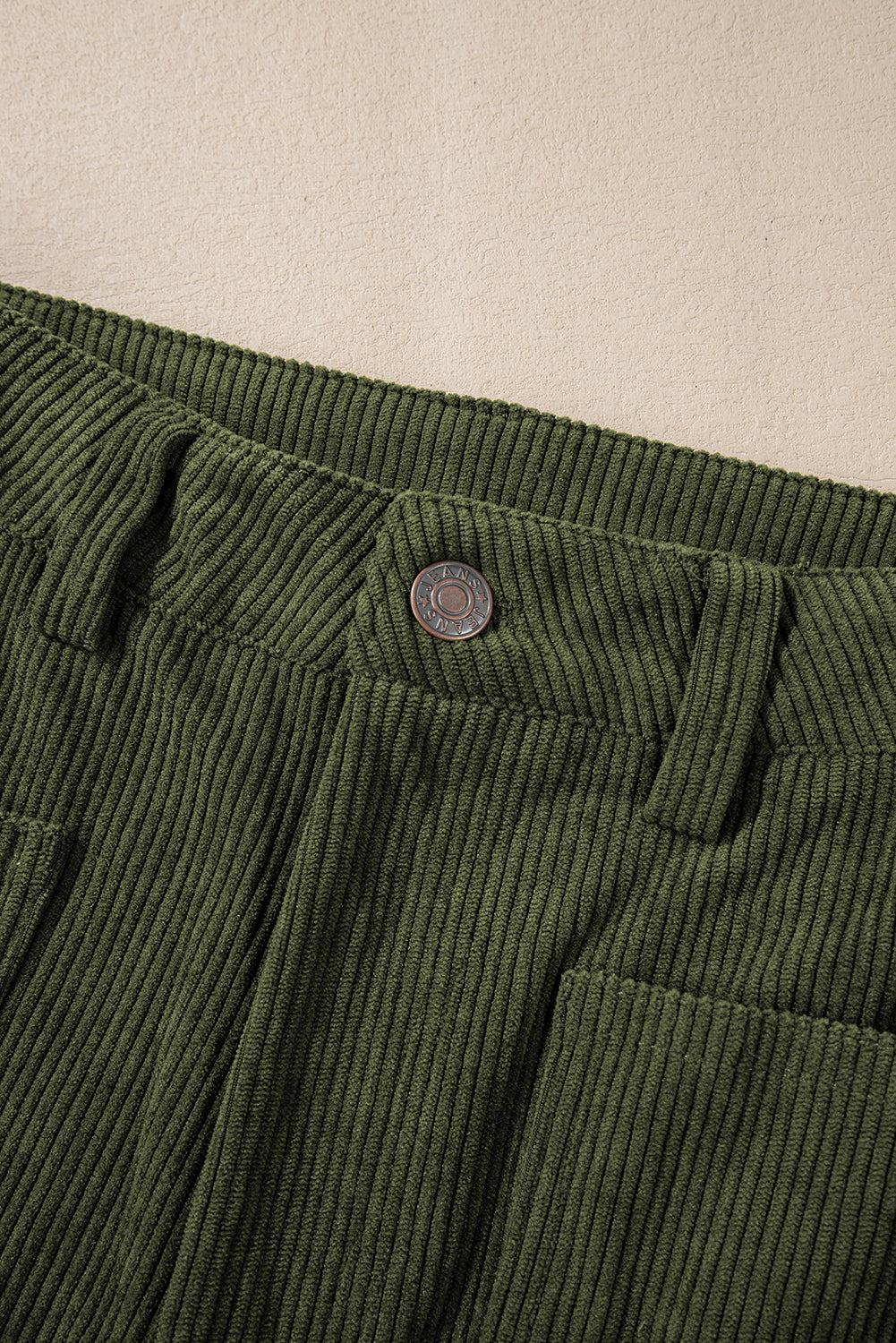 Grüne cordhose mit hoher taille und quadratischen taschen