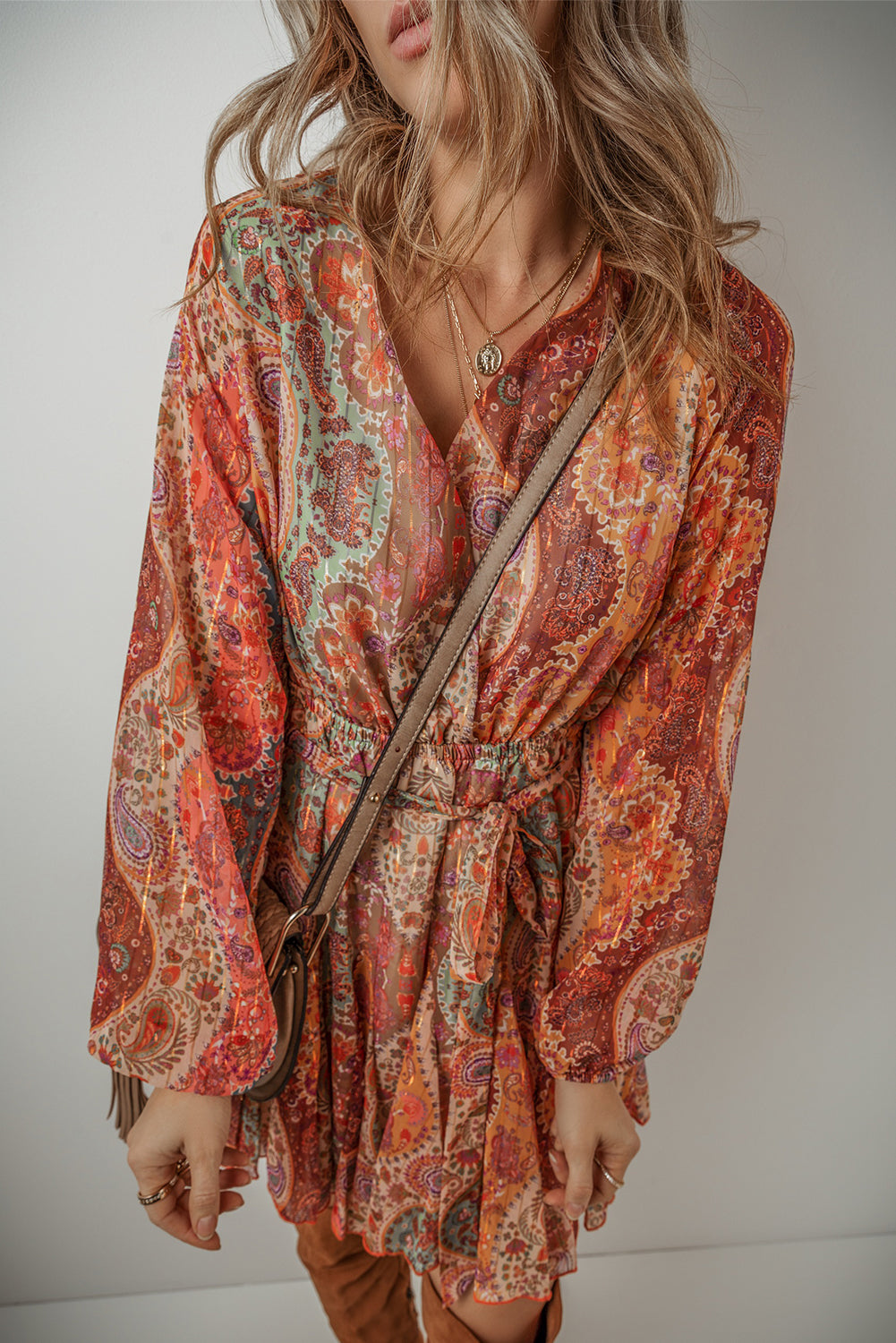 Orangefarbenes boho paisley print langärmeliges minikleid mit gürtel und plissee