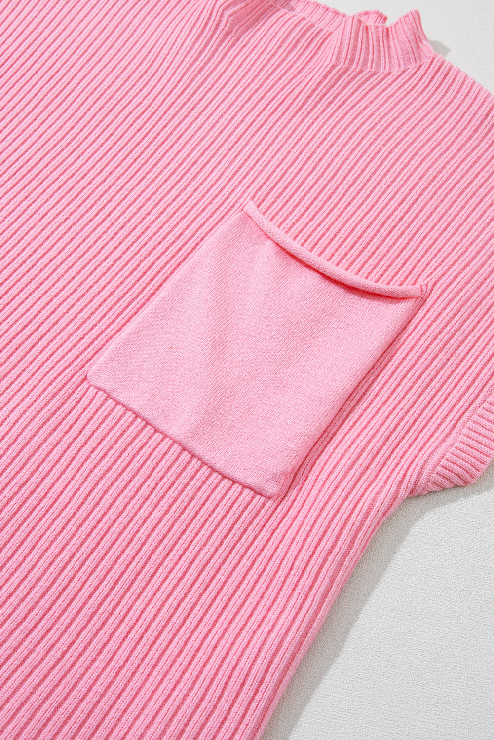 Rosafarbener kurzarmpullover mit aufgesetzten taschen aus rippenstrick