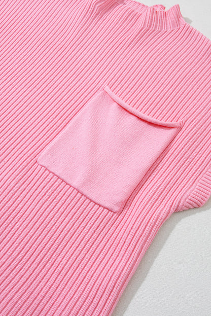 Rosafarbener kurzarmpullover mit aufgesetzten taschen aus rippenstrick