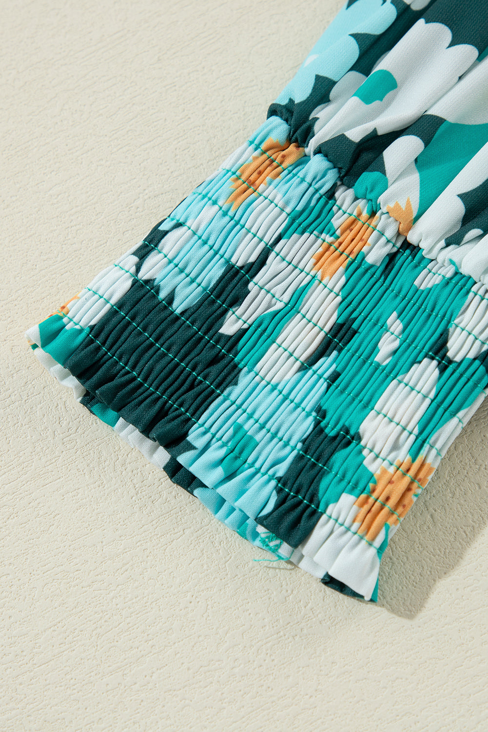 Grünes hemdkleid mit langen puffärmeln und blumenmuster