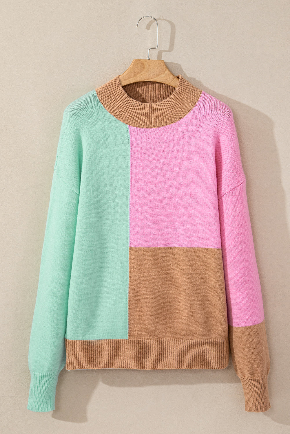 Mehrfarbiger colorblock-pullover mit geripptem halsausschnitt