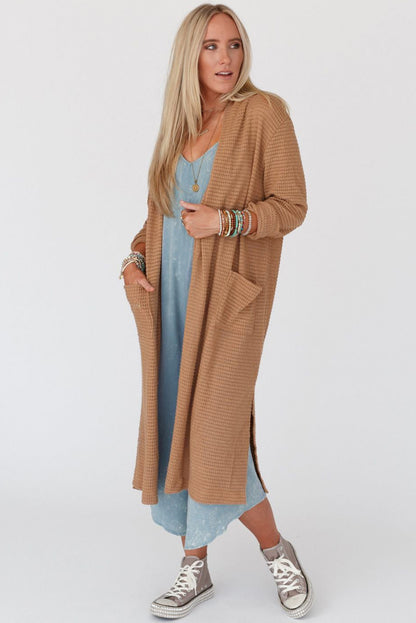Kastanienbrauner langer waffelstrick-cardigan mit taschen