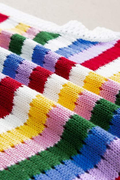 Mehrfarbig gestreifte strickweste mit ösen für schlanken pullover