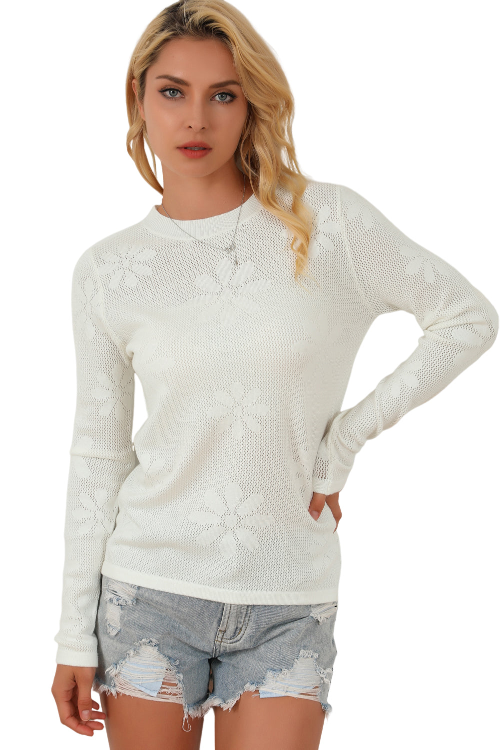 Weißer blumenstrickpullover mit langen ärmeln