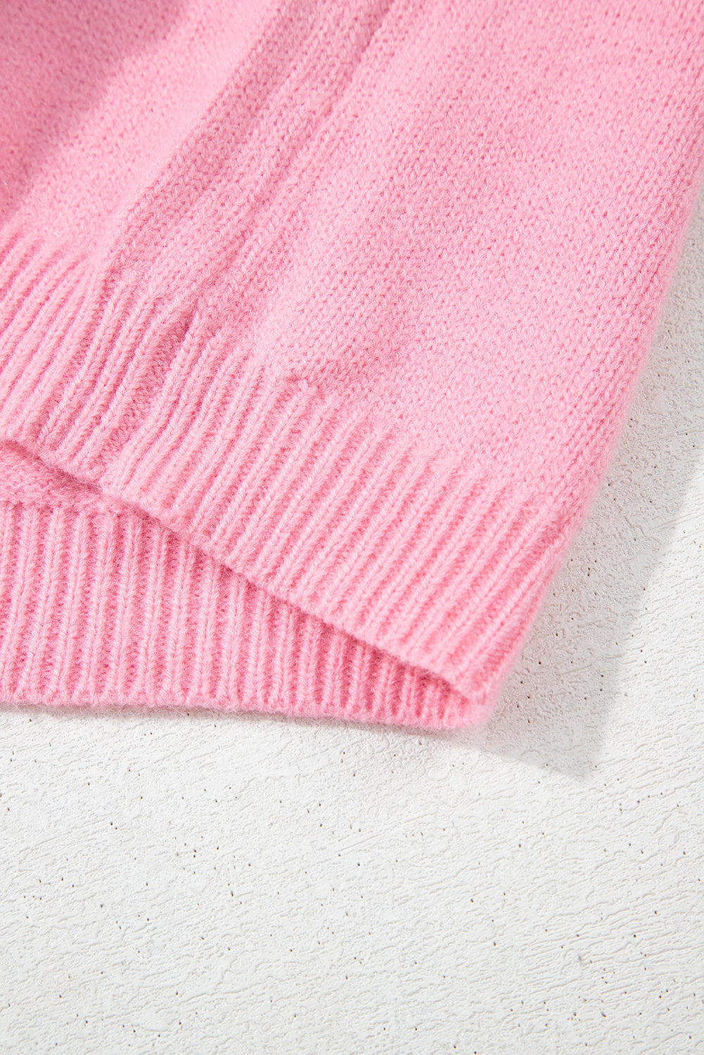 Rosa niedliche strickjacke mit blumenmuster und knopfleiste