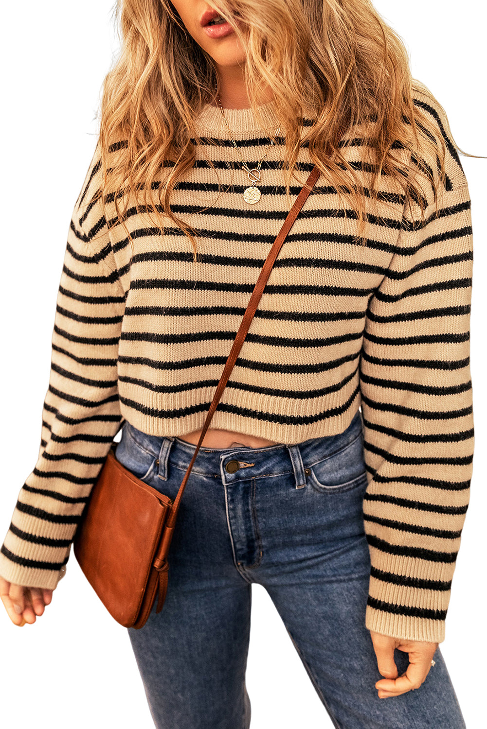 Helles french beige gestreifter pullover mit rundhalsausschnitt und überschnittenen schultern