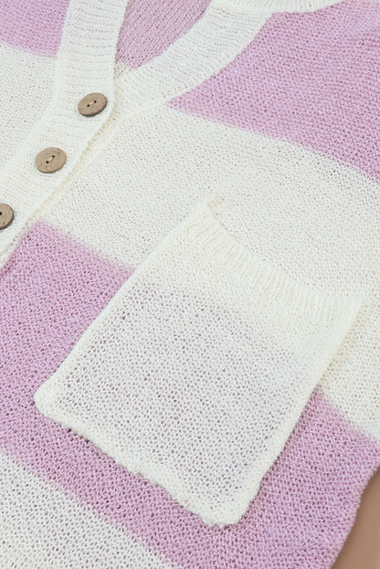 Rosa gestreifter strickpullover mit geripptem, geteiltem halsausschnitt