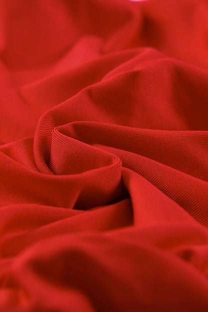 Feurig rotes langärmeliges wickelkleid mit gerüschtem v-ausschnitt und bodycon-kleid