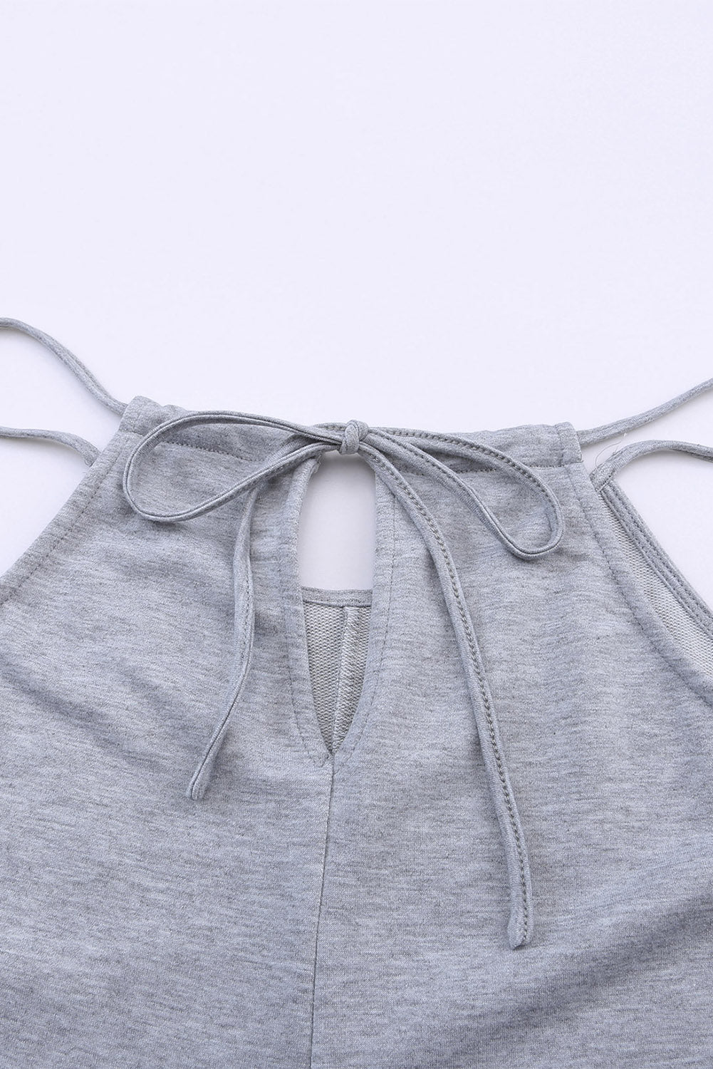 Grauer spaghetti-träger-overall mit aufgesetzten taschen und weitem bein