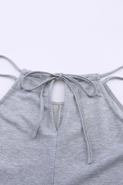 Grauer spaghetti-träger-overall mit aufgesetzten taschen und weitem bein