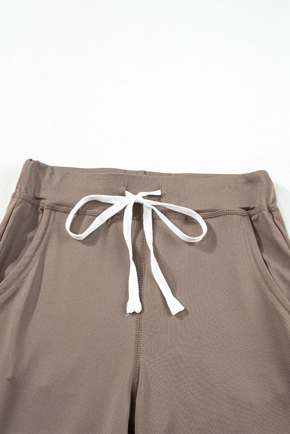 Dunkelbraune jogginghose mit taschen und kordelzug an der taille
