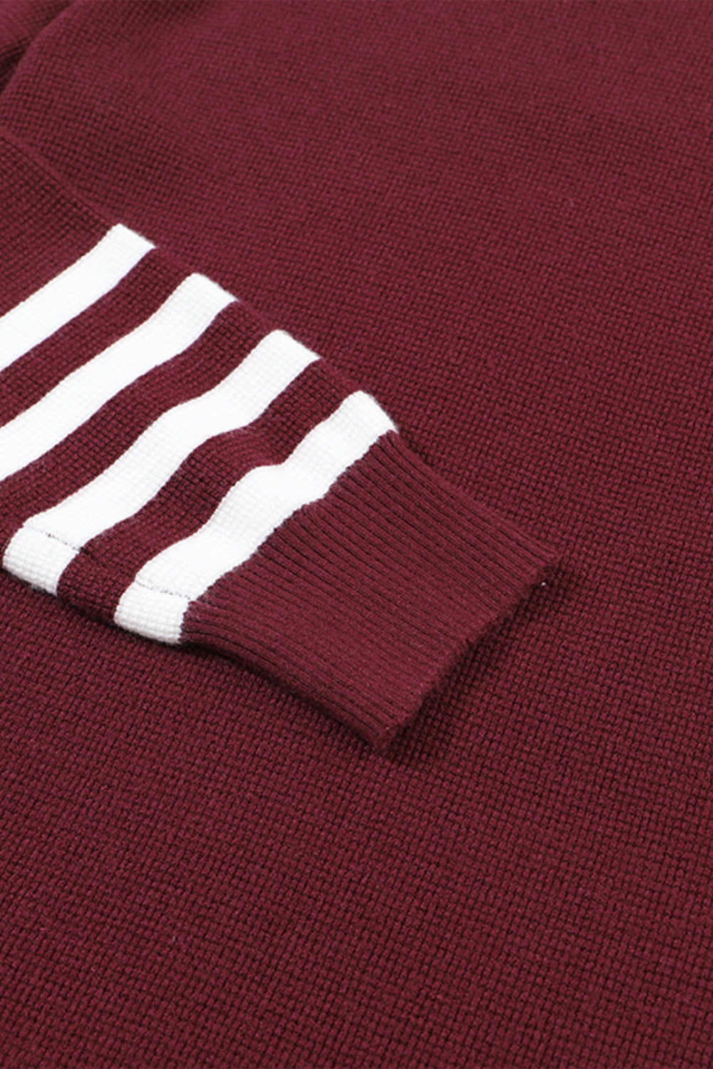 Rot gestreifter einfarbiger strickpullover mit ärmeln