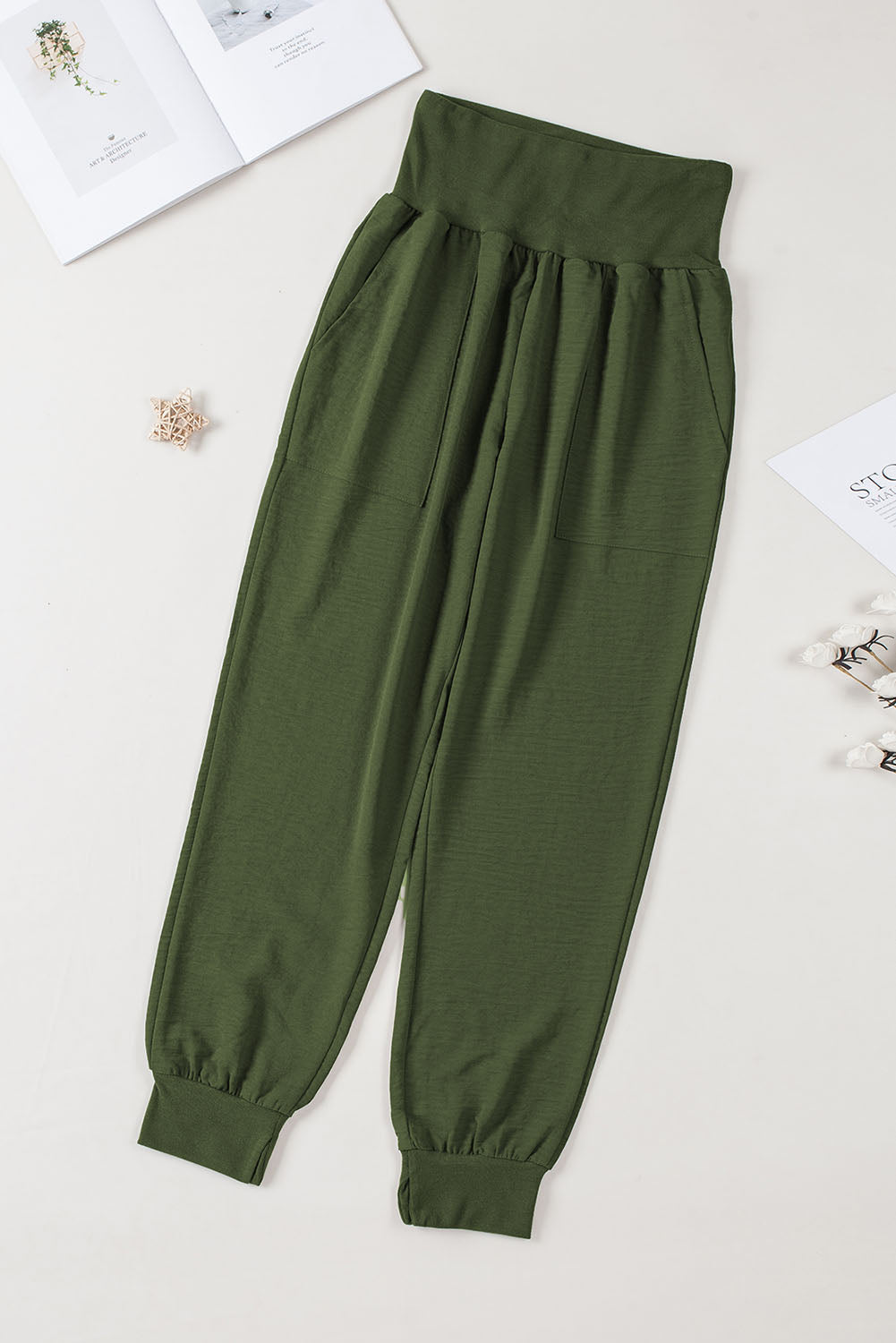 Grüne freizeit-jogger mit taschen