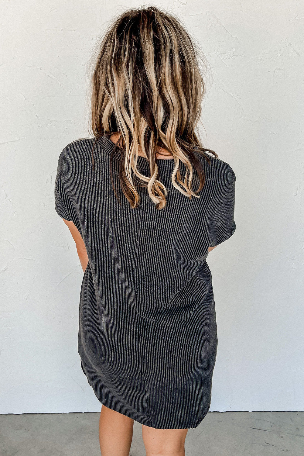Graues gestreiftes rippenstrick-t-shirt-shiftkleid