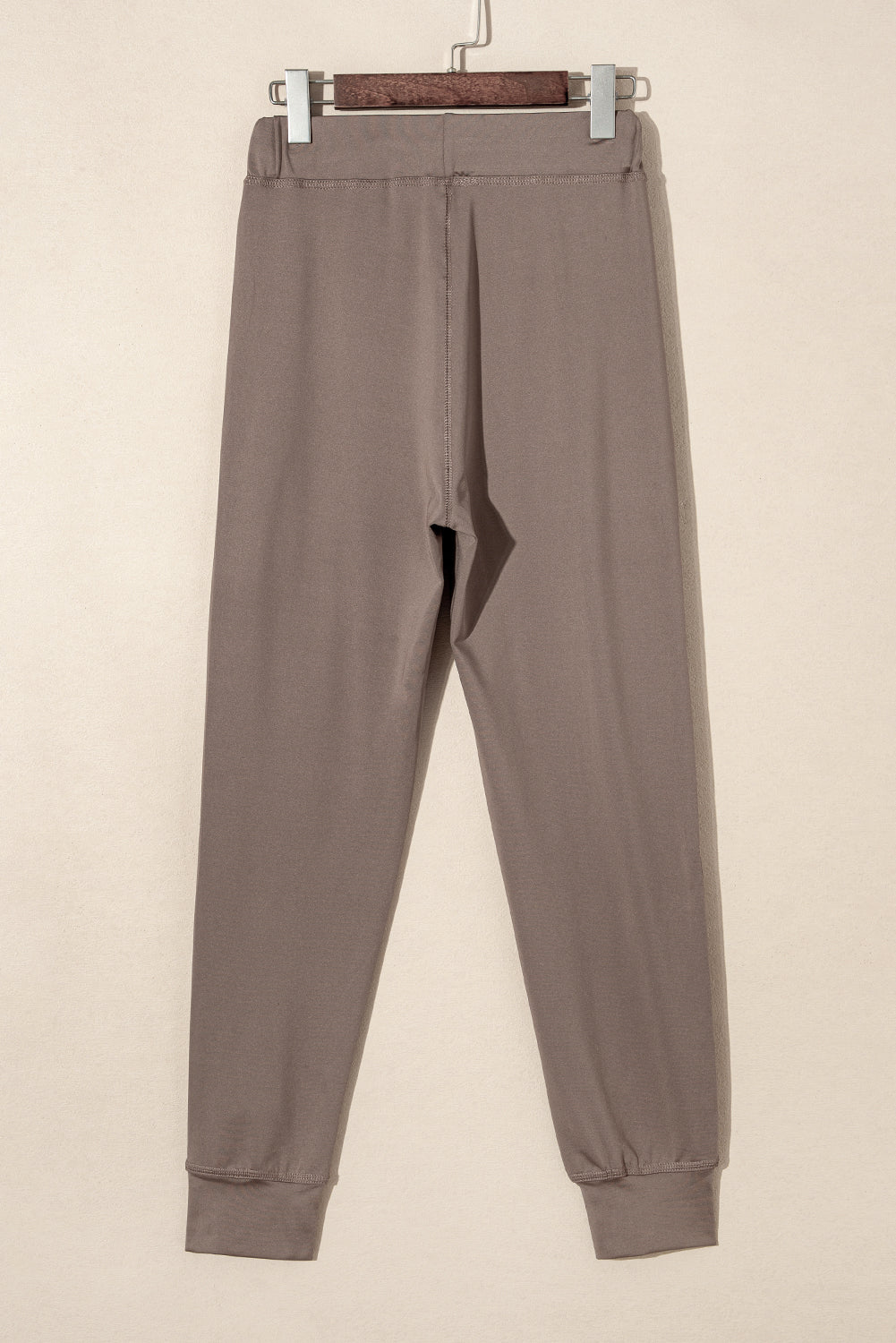 Dunkelbraune jogginghose mit taschen und kordelzug an der taille