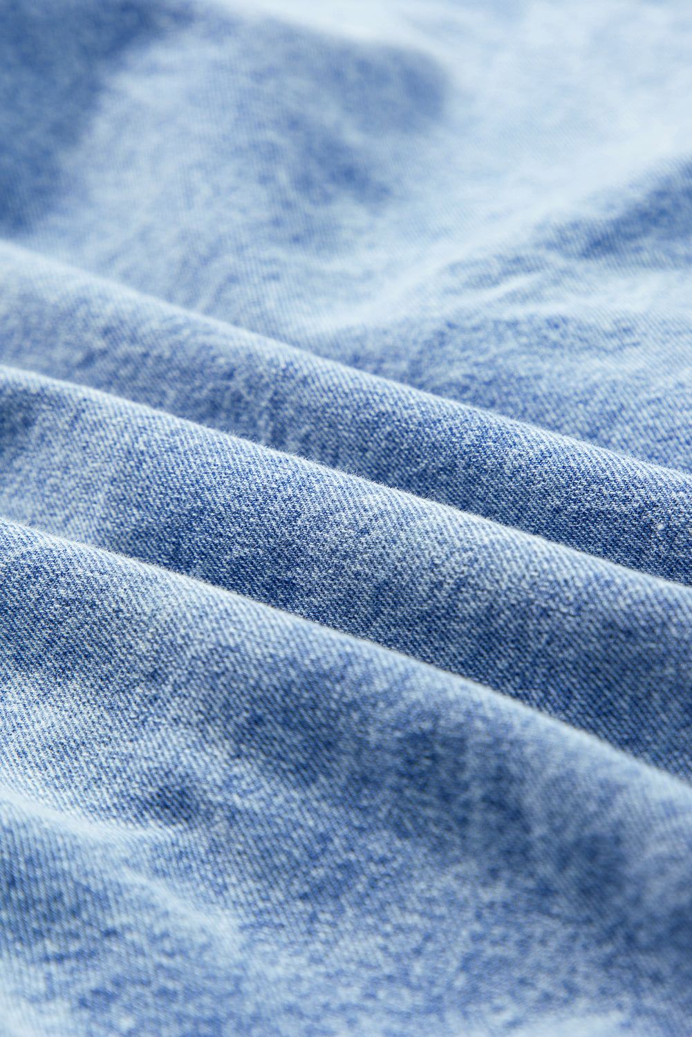 Hellblaues lockeres Hemd mit kurzen Ärmeln und mittlerer Waschung Chambray-Kleid
