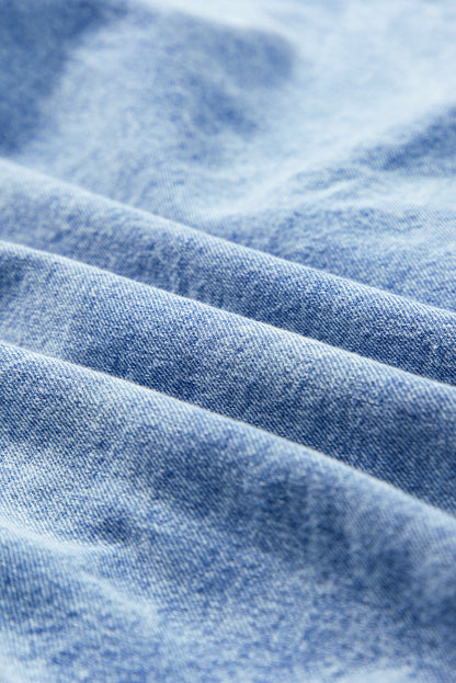 Hellblaues lockeres Hemd mit kurzen Ärmeln und mittlerer Waschung Chambray-Kleid