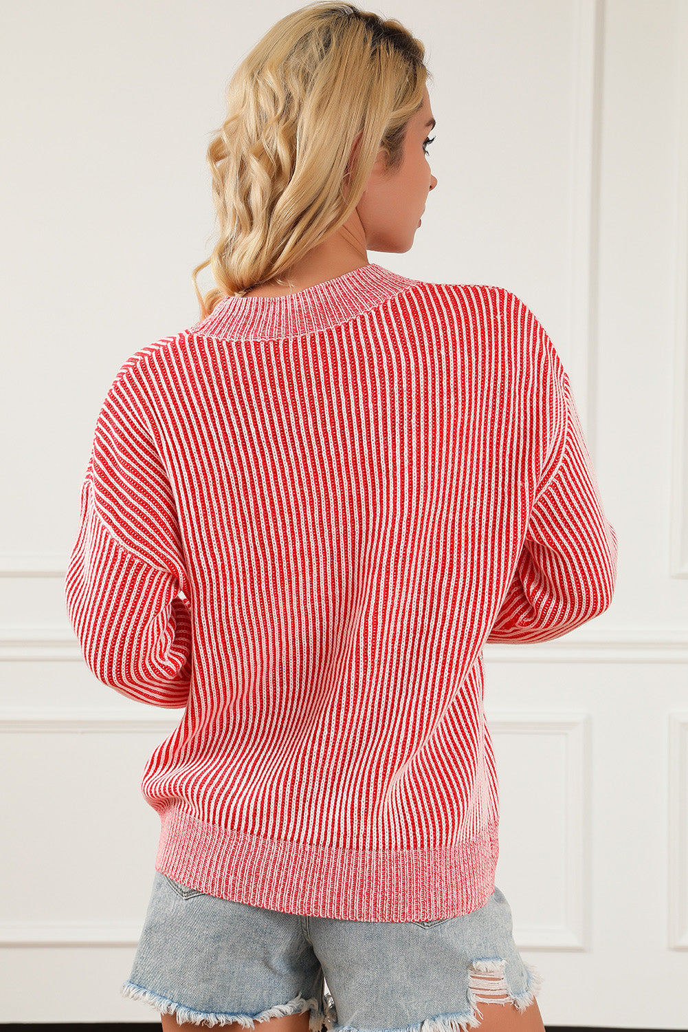 Gestreifter druck gerippter besatz pullover mit rundhalsausschnitt