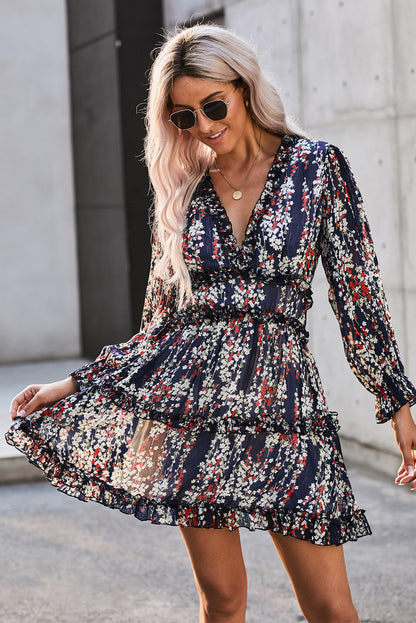 Blaues kleid mit rüschenbesatz und offenem rücken mit blumenmuster