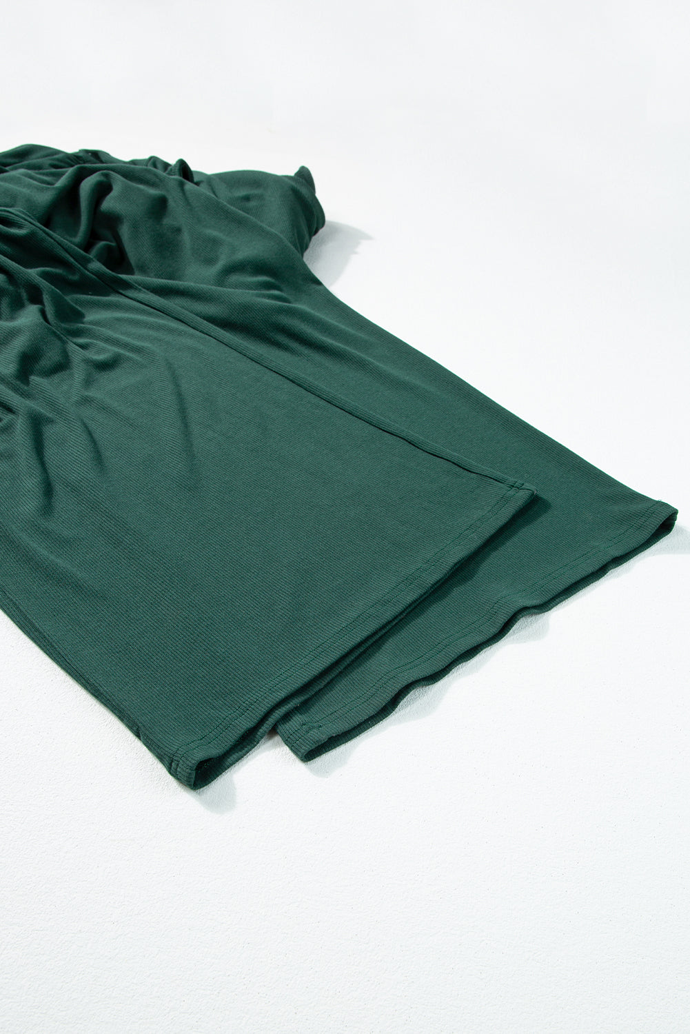 Schwarzgrüner ärmelloser jumpsuit mit weitem bein und geschnürter taille