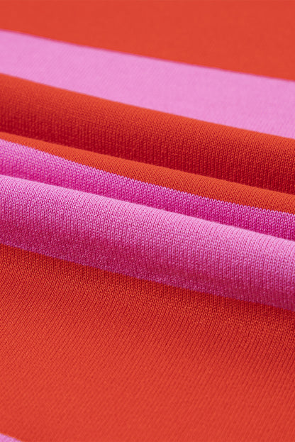 Hellrosa gestreiftes colorblock-strick-t-shirt
