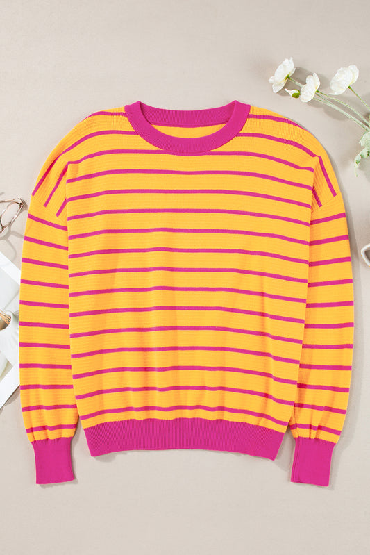 Orangefarbener gestreifter pullover mit rundhalsausschnitt und losen schultern