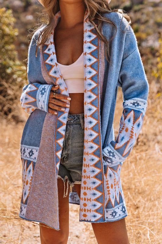 Blaue strickjacke mit aztekenmuster und offener vorderseite