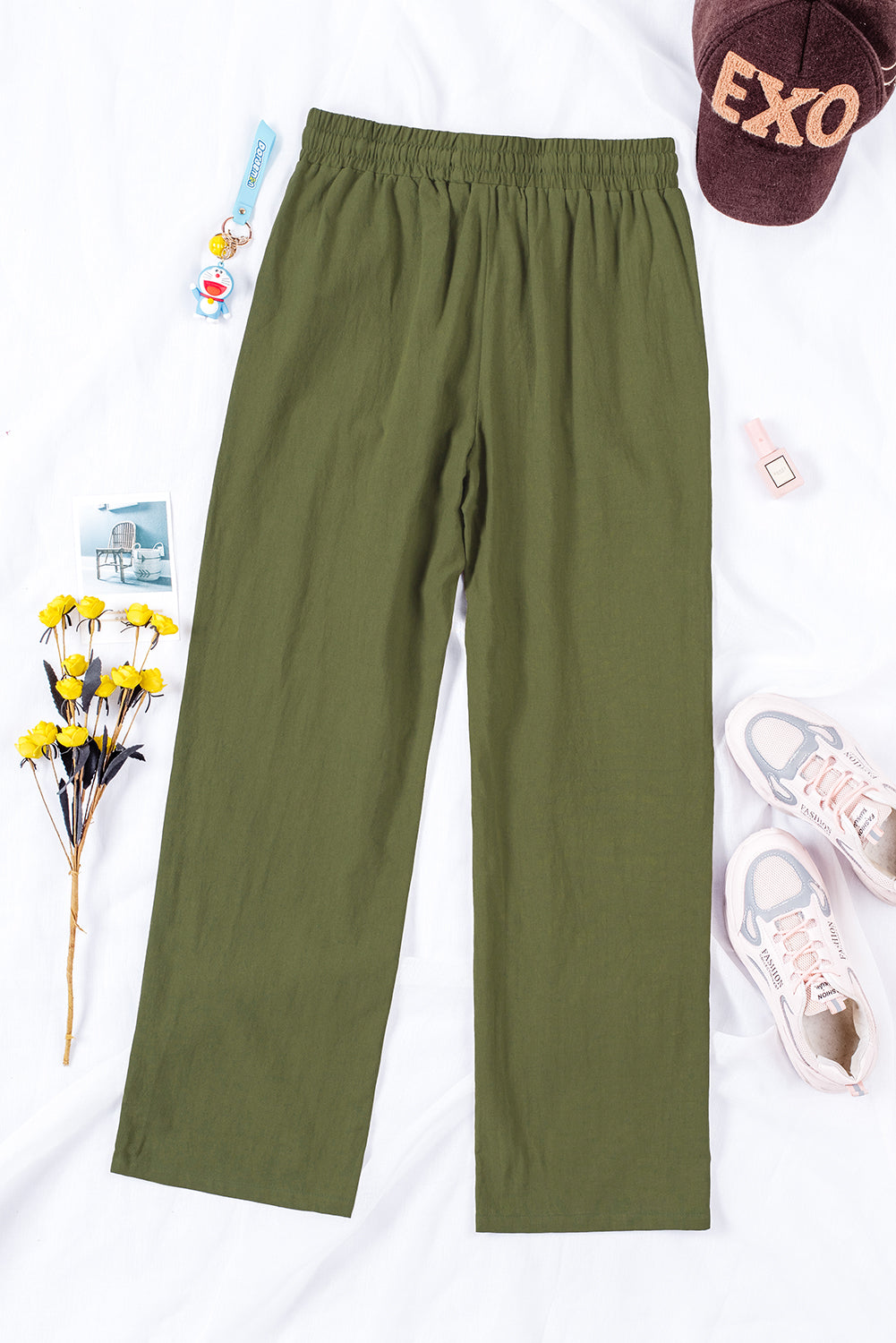 Grüne hose mit kordelzug und elastischer taille lange, gerade hosenbeine