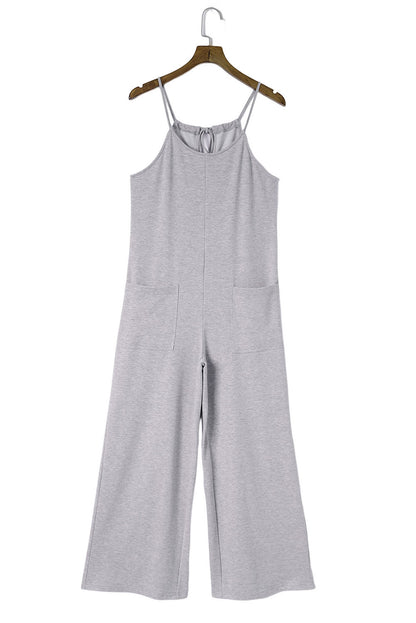Grauer spaghetti-träger-overall mit aufgesetzten taschen und weitem bein