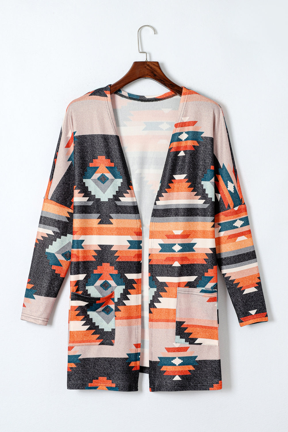Orangefarbene strickjacke mit aztekischem stammesmuster