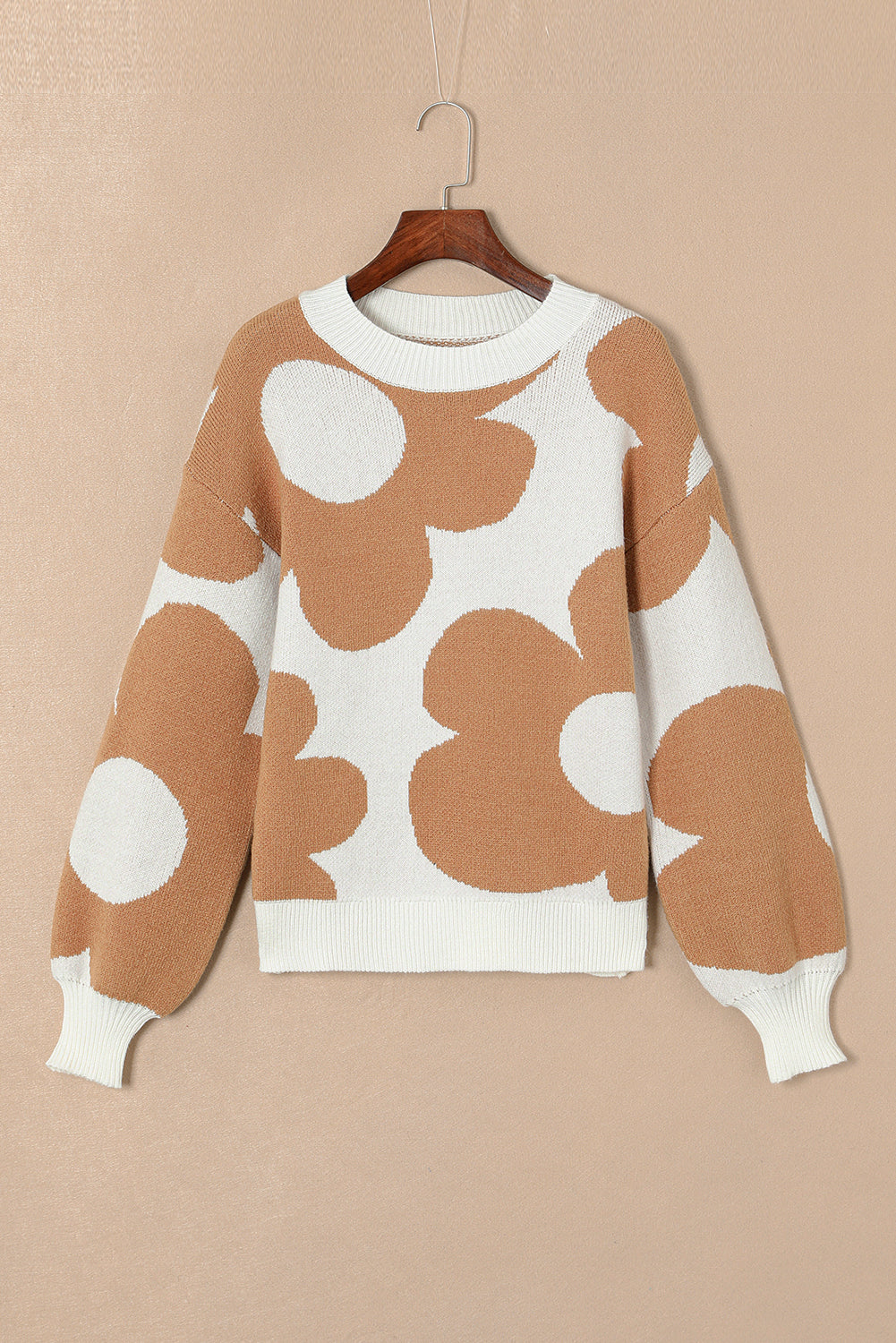 Khakifarbener pullover mit großem blumenmuster und hängenden schultern