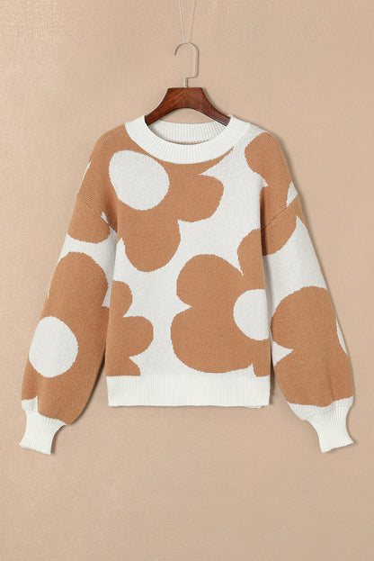Khakifarbener pullover mit großem blumenmuster und hängenden schultern