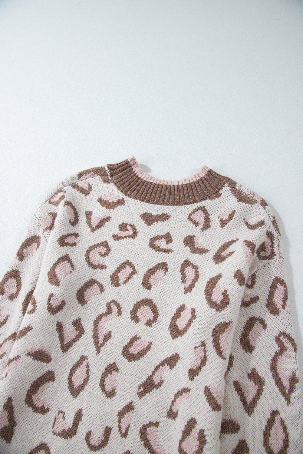 Brauner zweifarbiger pullover mit geripptem saum und leopardenmuster