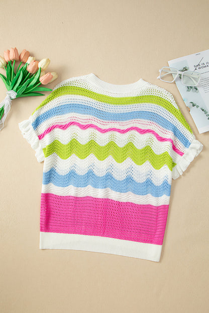 Weißes colorblock-häkelstrick-top mit gerafften kurzen ärmeln