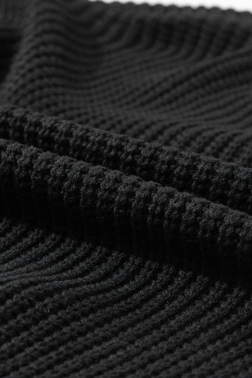 Schwarzer pullover mit zopfstrickärmeln und hängeschultern