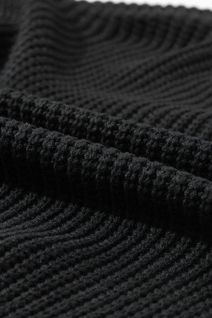 Schwarzer pullover mit zopfstrickärmeln und hängeschultern