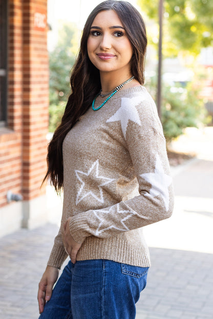 Khakifarbener pullover mit sternchenmuster und tropfenschulter