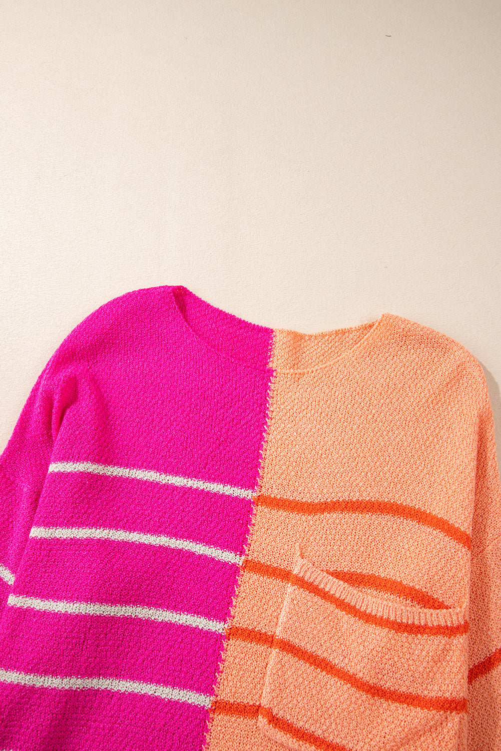 Mehrfarbig gestreifter farbblock strickpullover in lockerer passform