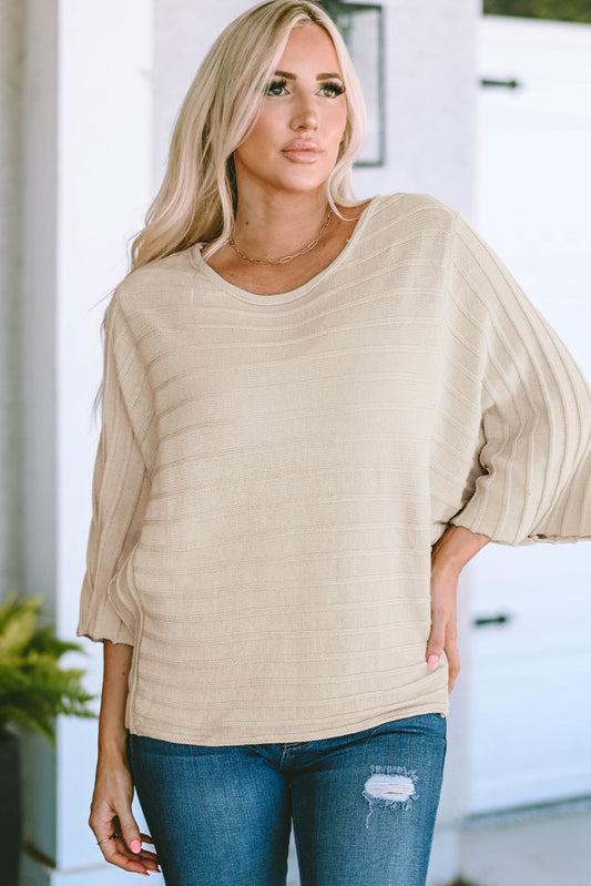 Aprikosenfarbener rippenstrickpullover mit offener naht