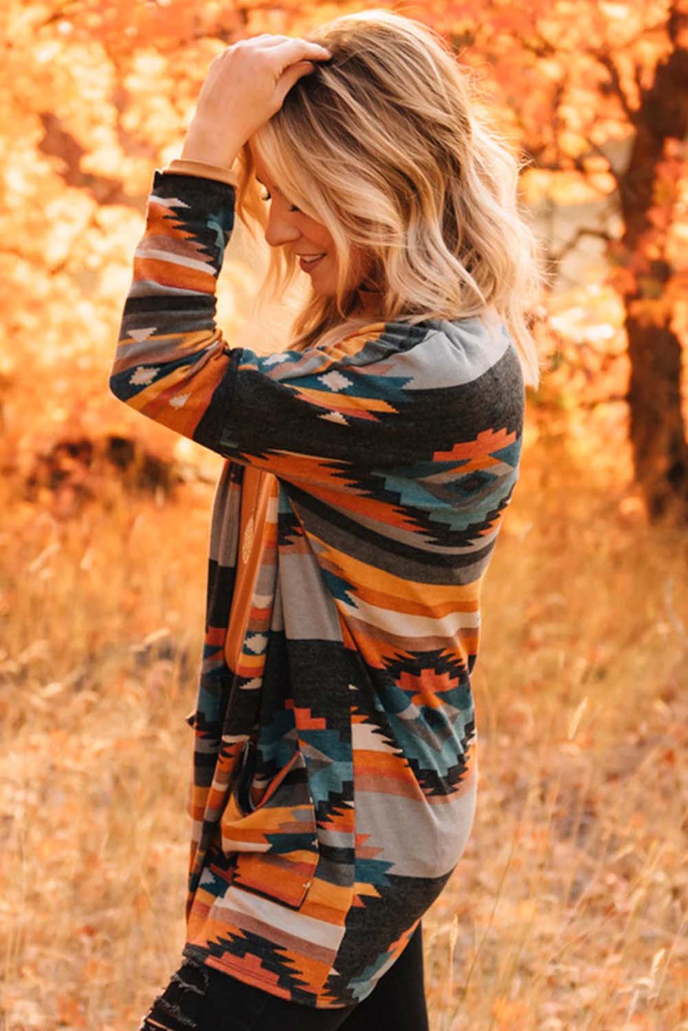 Orangefarbene strickjacke mit aztekischem stammesmuster