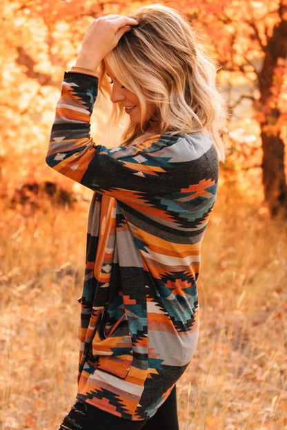 Orangefarbene strickjacke mit aztekischem stammesmuster